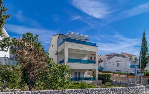 2 Bedroom Cozy Apartment In Dramalj