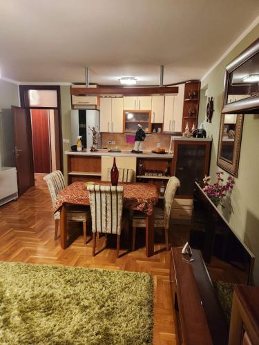 un soggiorno con tavolo e sedie e una cucina di AP Apartment a Kotor (Cattaro)