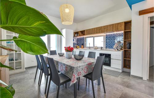 - une cuisine avec une table à manger et des chaises dans l'établissement Cozy Home In Partinico With Wifi, à Partinico