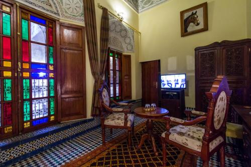Una televisión o centro de entretenimiento en Riad Ibn Khaldoun