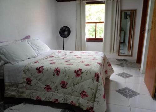 Una cama o camas en una habitación de Suítes portal do bosque