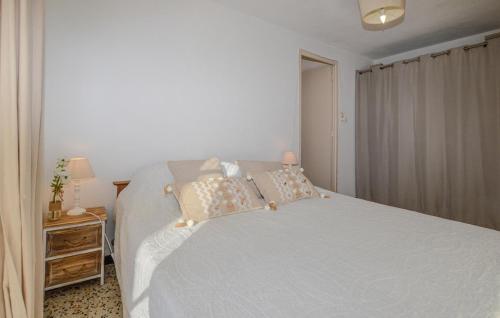 Ένα ή περισσότερα κρεβάτια σε δωμάτιο στο Awesome Home In San-Gavino Di Carbini