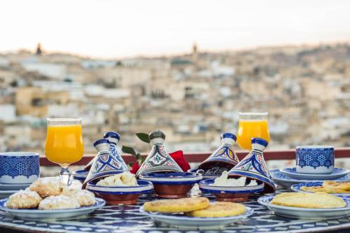 Comida en o cerca de este riad
