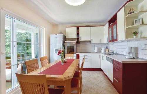 Kuchyň nebo kuchyňský kout v ubytování Four-Bedroom Holiday Home In Dicmo
