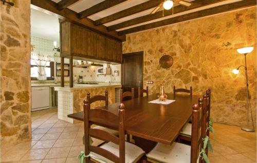 Kuchyň nebo kuchyňský kout v ubytování 4 Bedroom Cozy Home In Marratxí