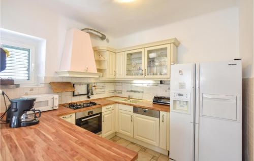 Lovely Home In Kastel Luksic With Sauna