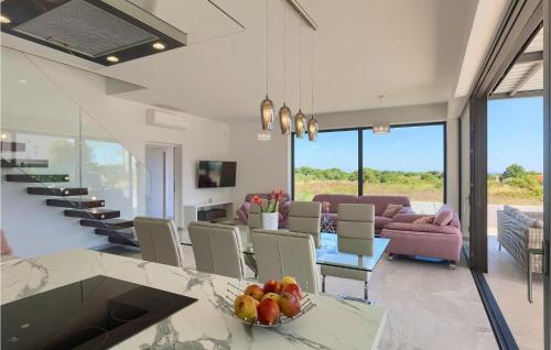 a kitchen and living room with a table and chairs at Villa Sunshine Tea in Pula