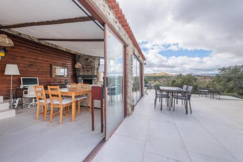 un patio esterno con tavolo e sedie di Finca privada 20 hectáreas con preciosa casa de campo a Navas de San Antonio