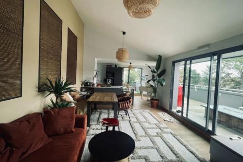 un salon avec un canapé et une table dans l'établissement coup de coeur rooftop vertou proche Nantes, à Vertou