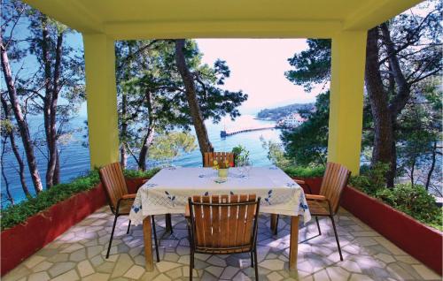 stół na werandzie z widokiem na wodę w obiekcie Holiday Home Prigradica Bb w mieście Blato