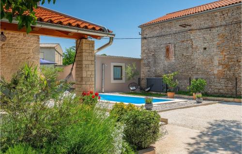 ein Haus mit einem Swimmingpool neben einem Gebäude in der Unterkunft Villa Ena Istra in Marčana