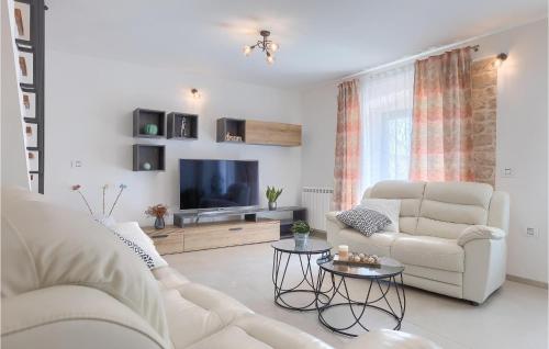 ein Wohnzimmer mit Sofa und Fernseher in der Unterkunft Villa Ena Istra in Marčana