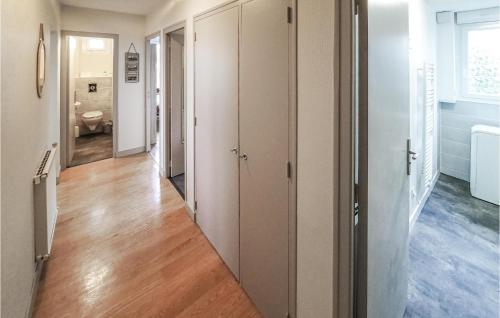 Ein Badezimmer in der Unterkunft Amazing Apartment In Redon With Wifi