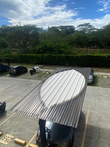 a metal car parked in a parking lot at Apartamento Completo Perfecto in Cartago
