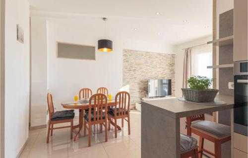 Lovely Apartment In Split With Wifi
