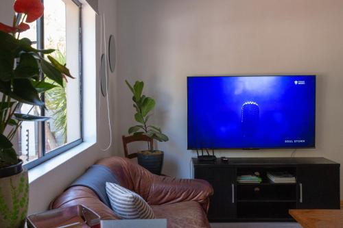 Μια τηλεόραση ή/και κέντρο ψυχαγωγίας στο 2 Bedroom Apartment in Waverley, Bloemfontein