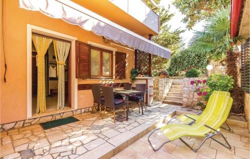 Patio alebo iná vonkajšia časť ubytovania Apartment Peroj Iii