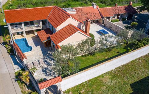 an aerial view of a house with a swimming pool at Awesome Home In Benkovac With Wifi in Benkovac