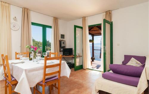 Televízia a/alebo spoločenská miestnosť v ubytovaní Holiday Home Gdinj With Sea View I
