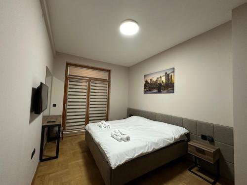 Una cama o camas en una habitación de Riverside