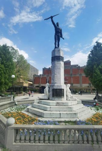 a statue of a man on top of a monument at APARTMAN PLAVA LAGUNA -Crnjanski in Jagodina