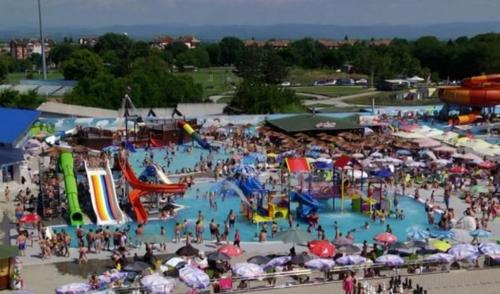 a large crowd of people at an amusement park at APARTMAN PLAVA LAGUNA -Crnjanski in Jagodina