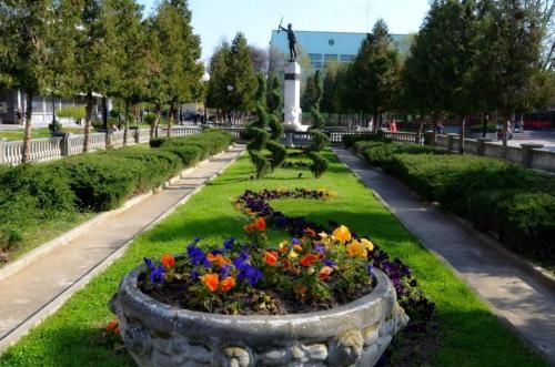 a garden with flowers in the middle of a park at APARTMAN PLAVA LAGUNA -Crnjanski in Jagodina