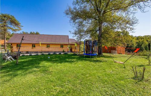 TounjにあるBeautiful Home In Tounj With Wifiの庭と遊び場のある家