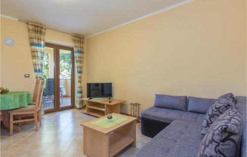 TV a/nebo společenská místnost v ubytování 3 Bedroom Cozy Apartment In Porec