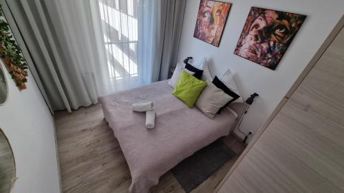 Postel nebo postele na pokoji v ubytování Q Apart Gold- 3 pokojowy klimatyzowany apartament przy Manufakturze z garażem Gratis, FV
