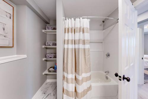 Ένα μπάνιο στο Five75 Lux PROV - Mins Away From Federal Hill