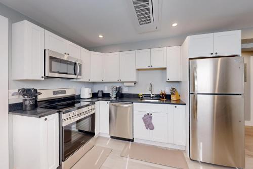 Η κουζίνα ή μικρή κουζίνα στο Five75 Lux PROV - Mins Away From Federal Hill