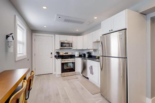 Η κουζίνα ή μικρή κουζίνα στο Five75 Lux PROV - Mins Away From Federal Hill