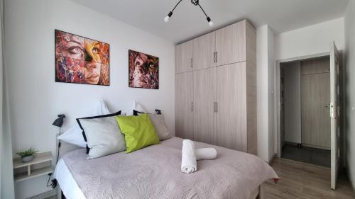 Postel nebo postele na pokoji v ubytování Q Apart Gold- 3 pokojowy klimatyzowany apartament przy Manufakturze z garażem Gratis, FV