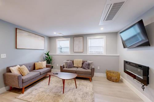 Χώρος καθιστικού στο Five75 Lux PROV - Mins Away From Federal Hill