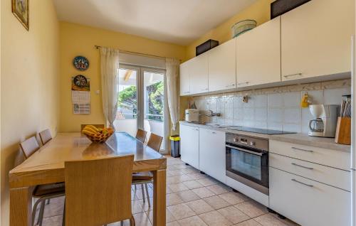 2 Bedroom Stunning Apartment In Pula