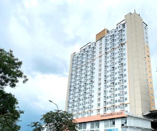 a large white building with a lot of windows at Disewakan Studio Fully Furnished Metropolitan Park Apartement - Bekasi in Telukpucung