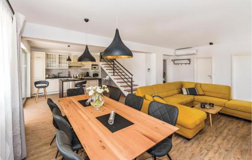 Kuchyň nebo kuchyňský kout v ubytování Three-Bedroom Holiday Home In Sibenik
