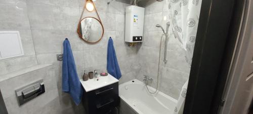 a bathroom with a sink and a shower and a tub at Apartament JUKI 2, obok Katowice Wynajem na doby, krótkoterminowy, 2 pokoje, możliwość dodatkowych dwóch osób na rogówce w salonie za dodatkową opłatą, 37m2,- po kapitalnym remoncie, Wifi in Chorzów