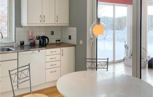 Kuchyň nebo kuchyňský kout v ubytování Lovely Home In Nybrostrand With Kitchen