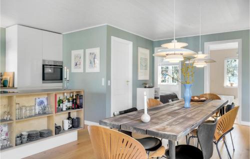 Η κουζίνα ή μικρή κουζίνα στο 4 Bedroom Lovely Home In Vejby