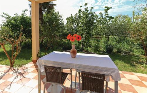 Three-Bedroom Holiday Home In Kastel Stafilic