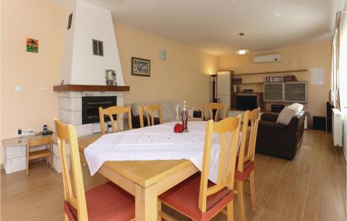 Three-Bedroom Holiday Home In Kastel Stafilic