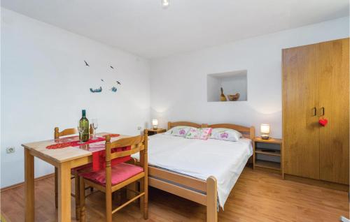 Posteľ alebo postele v izbe v ubytovaní Gorgeous Apartment In Bakar With Wifi