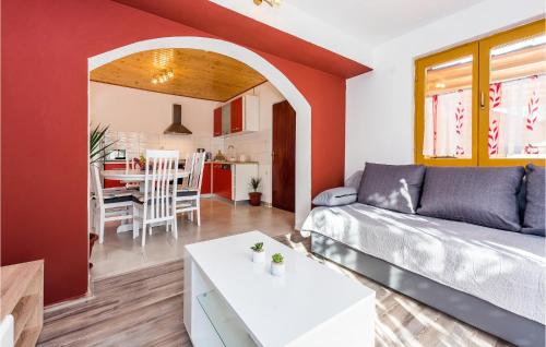 3 Bedroom Stunning Apartment In Skradin