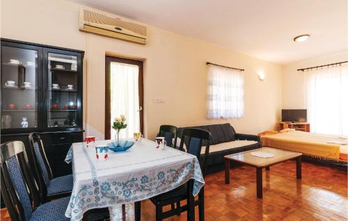 Posezení v ubytování One-Bedroom Apartment In Posedarje