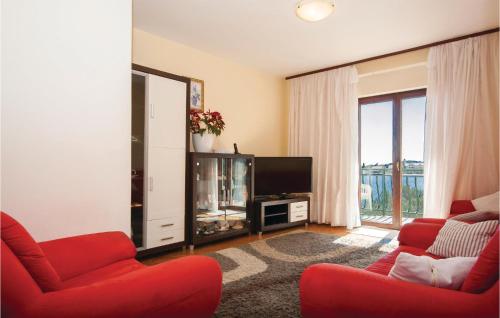 Posezení v ubytování Three-Bedroom Apartment In Brodarica