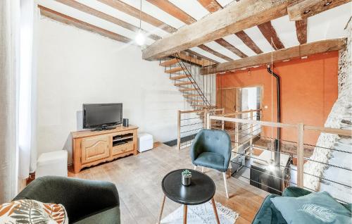 un salon avec un canapé et une télévision dans l'établissement 4 Bedroom Beautiful Home In Fougères, à Fougères