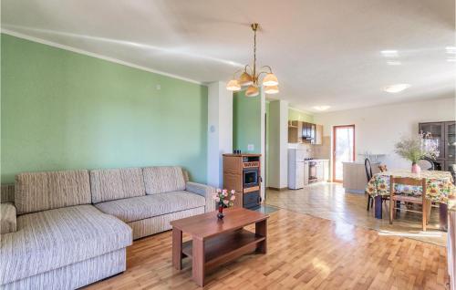 salon z kanapą i stołem w obiekcie 6 Bedroom Amazing Home In Bratulici w mieście Hreljići