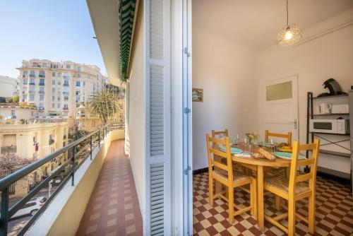 une salle à manger avec une table et des chaises sur un balcon dans l'établissement * Le Provençal * cosy flat 3 min walk from the sea, à Nice